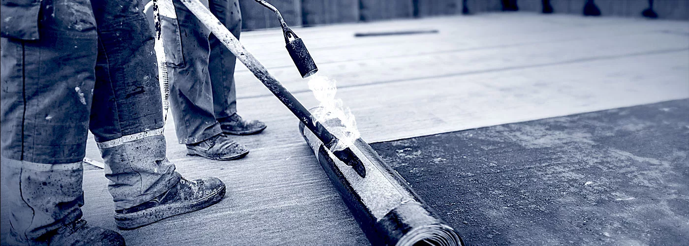 Ein Dachdecker bei der Arbeit.