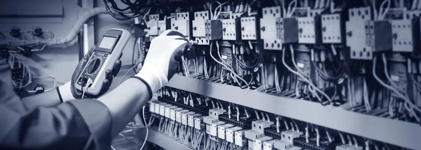 Elektriker testet die Stromstärke mittels eines Messgerätes.