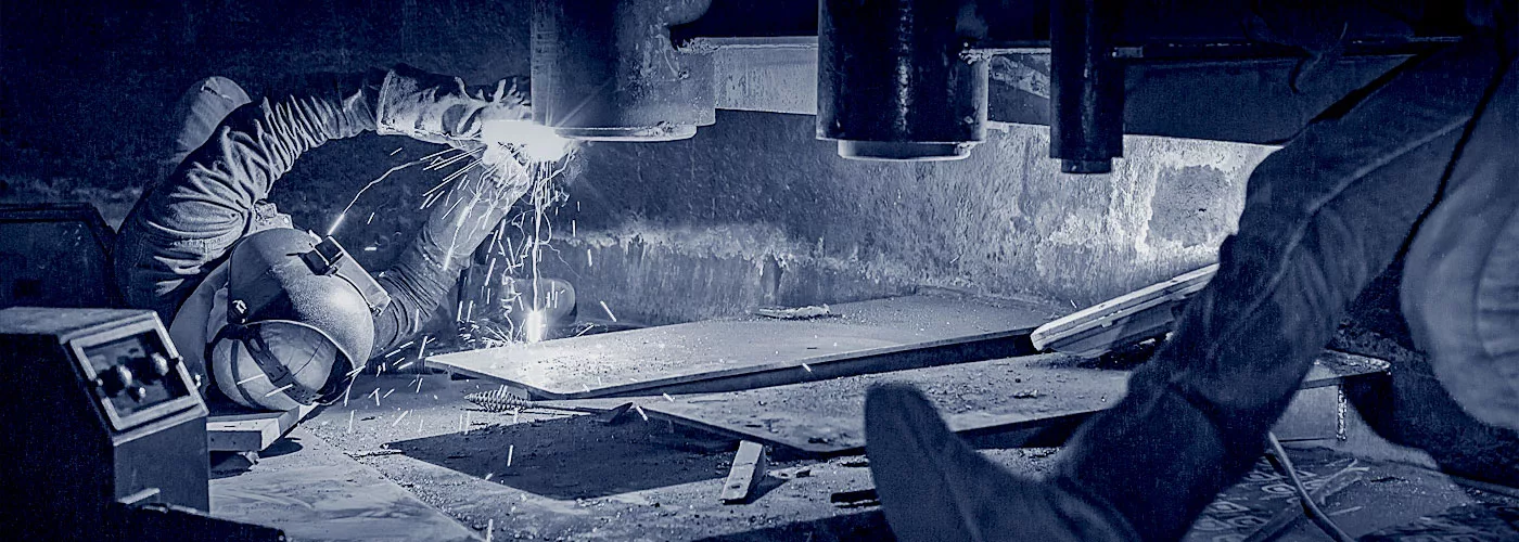 Schiffsbauer bei der Arbeit.