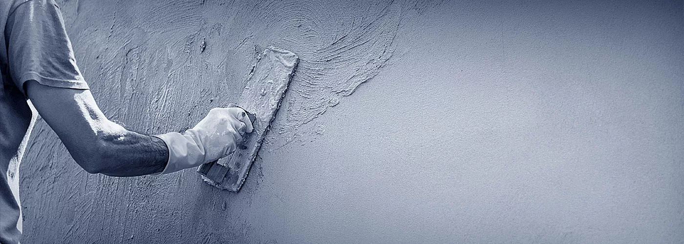 Ein Verputzer bei der Arbeit.