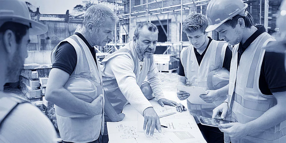 Planungsgespräch auf einer Baustelle für eine bessere Produktivität.